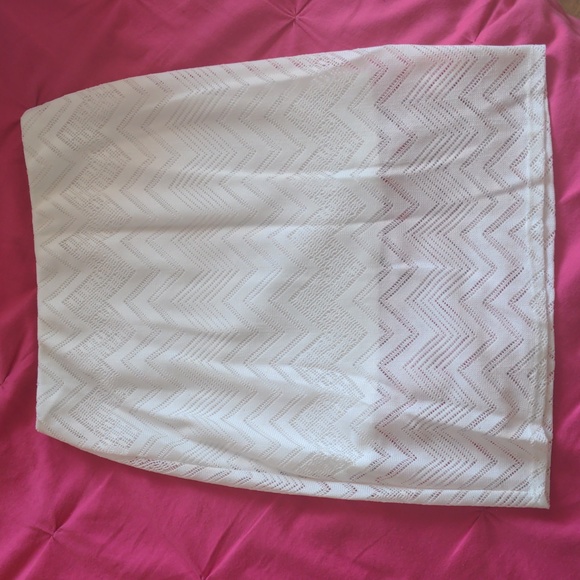 White lace skirt - Picture 1 of 3